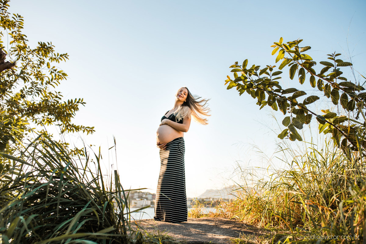 Lindo ensaio de gestante e grávida por fotógrafos de casamento em vila velha espirito santo es fotógrafos de casamento em vitória fotógrafos de casamento em serra com por do sol praia e fotos em família praia de itapoã e barcos de pescador