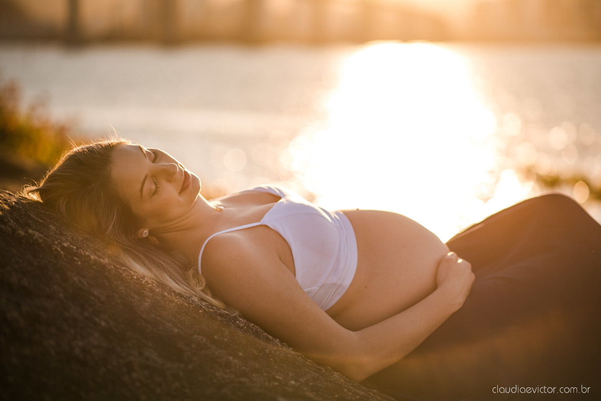 Lindo ensaio de gestante e grávida por fotógrafos de casamento em vila velha espirito santo es fotógrafos de casamento em vitória fotógrafos de casamento em serra com por do sol praia e fotos em família praia de itapoã e barcos de pescador