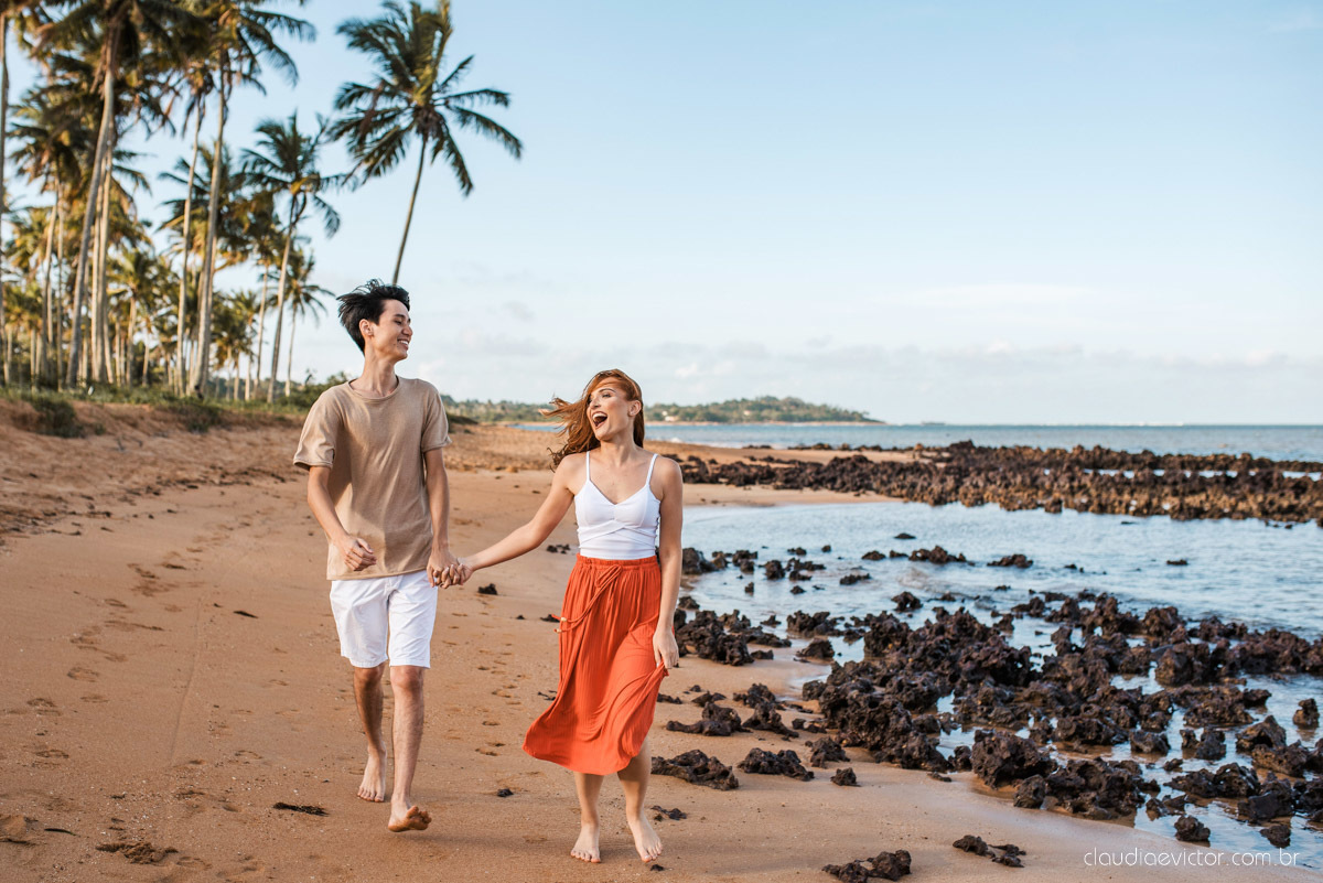 lindo ensaio de casal pré casamento em coqueiral de aracruz com noivo e noiva num ensaio na praia por fotógrafos de casamento em vila velha fotógrafos de casamento em Vitória fotógrafos de casamento em aracruz com ensaio na praia e por do sol pre wedding