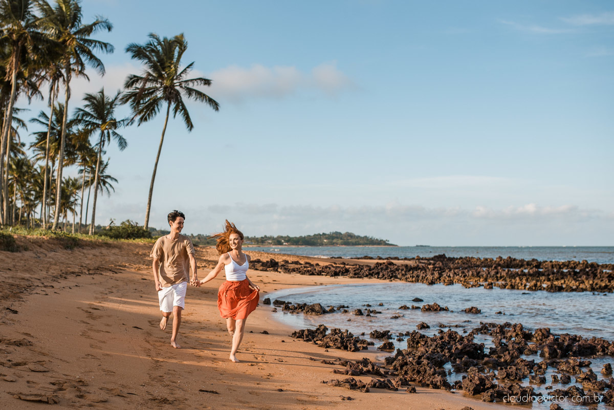 lindo ensaio de casal pré casamento em coqueiral de aracruz com noivo e noiva num ensaio na praia por fotógrafos de casamento em vila velha fotógrafos de casamento em Vitória fotógrafos de casamento em aracruz com ensaio na praia e por do sol pre wedding