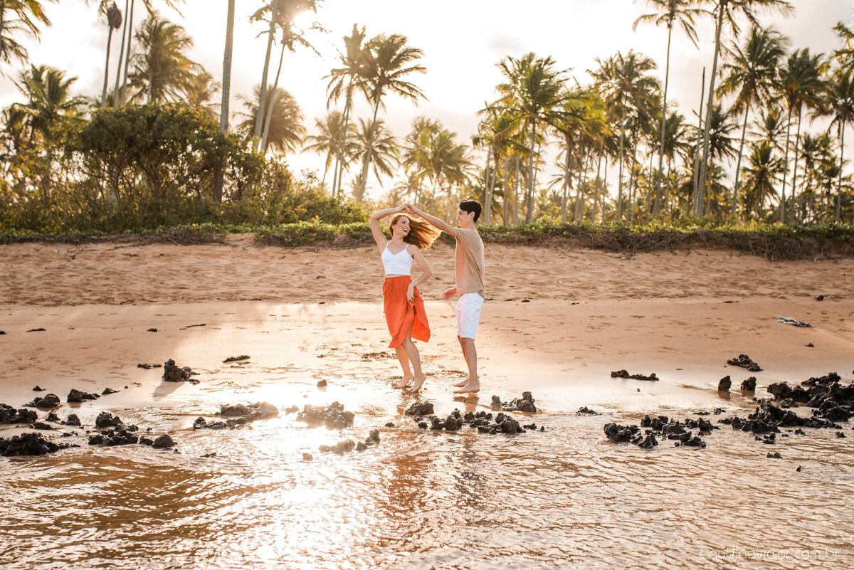 lindo ensaio de casal pré casamento em coqueiral de aracruz com noivo e noiva num ensaio na praia por fotógrafos de casamento em vila velha fotógrafos de casamento em Vitória fotógrafos de casamento em aracruz com ensaio na praia e por do sol pre wedding