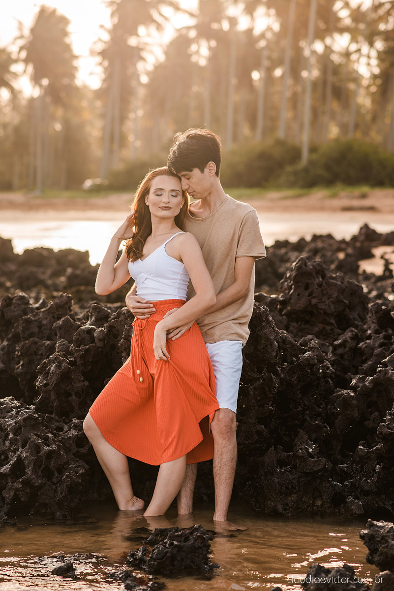 lindo ensaio de casal pré casamento em coqueiral de aracruz com noivo e noiva num ensaio na praia por fotógrafos de casamento em vila velha fotógrafos de casamento em Vitória fotógrafos de casamento em aracruz com ensaio na praia e por do sol pre wedding