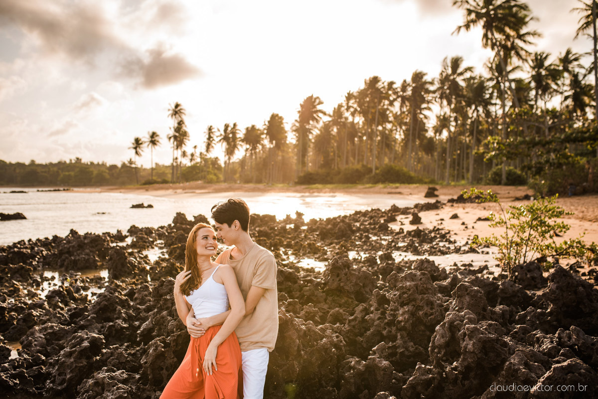 lindo ensaio de casal pré casamento em coqueiral de aracruz com noivo e noiva num ensaio na praia por fotógrafos de casamento em vila velha fotógrafos de casamento em Vitória fotógrafos de casamento em aracruz com ensaio na praia e por do sol pre wedding