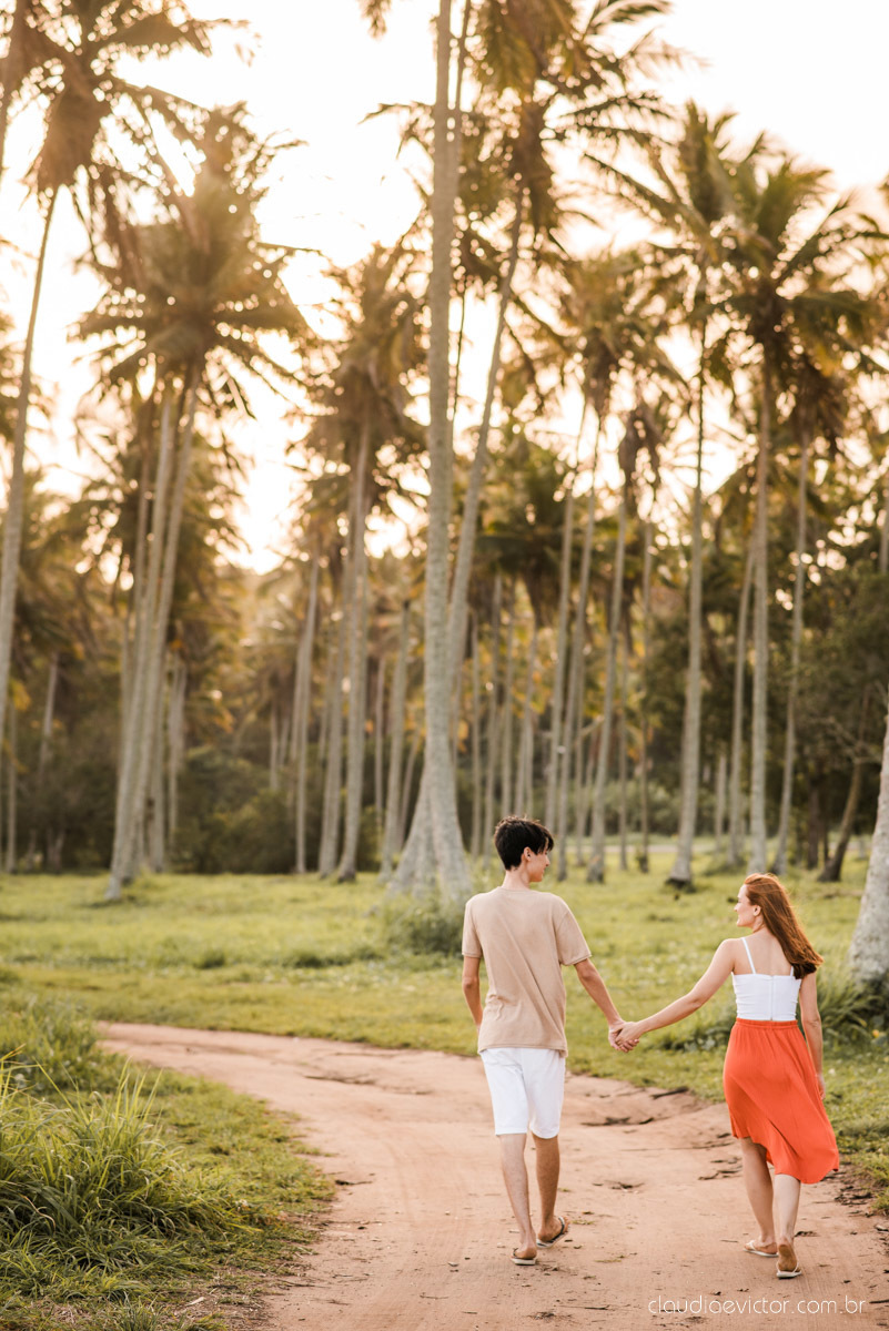 lindo ensaio de casal pré casamento em coqueiral de aracruz com noivo e noiva num ensaio na praia por fotógrafos de casamento em vila velha fotógrafos de casamento em Vitória fotógrafos de casamento em aracruz com ensaio na praia e por do sol pre wedding