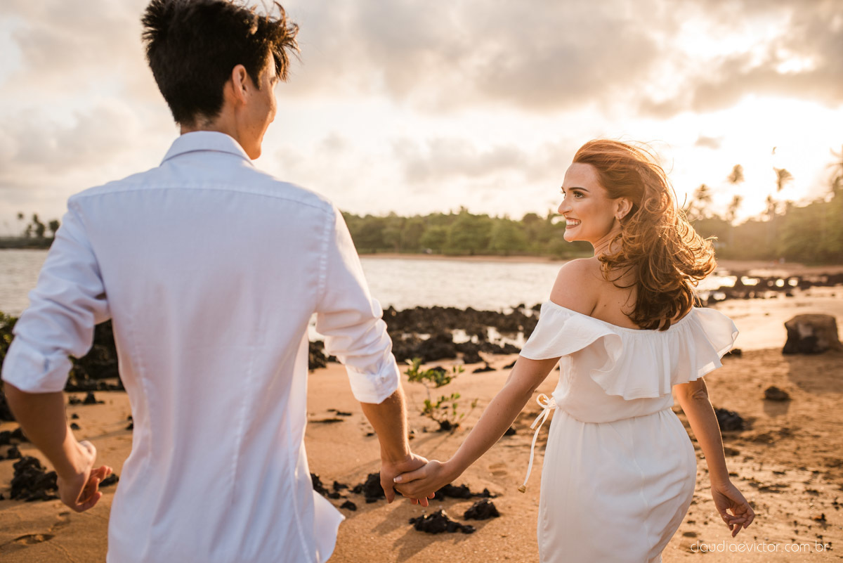 lindo ensaio de casal pré casamento em coqueiral de aracruz com noivo e noiva num ensaio na praia por fotógrafos de casamento em vila velha fotógrafos de casamento em Vitória fotógrafos de casamento em aracruz com ensaio na praia e por do sol pre wedding
