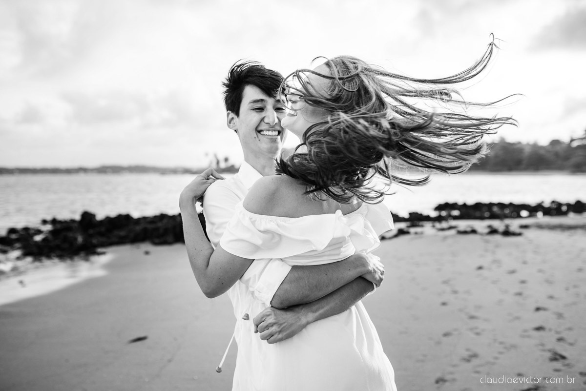 lindo ensaio de casal pré casamento em coqueiral de aracruz com noivo e noiva num ensaio na praia por fotógrafos de casamento em vila velha fotógrafos de casamento em Vitória fotógrafos de casamento em aracruz com ensaio na praia e por do sol pre wedding