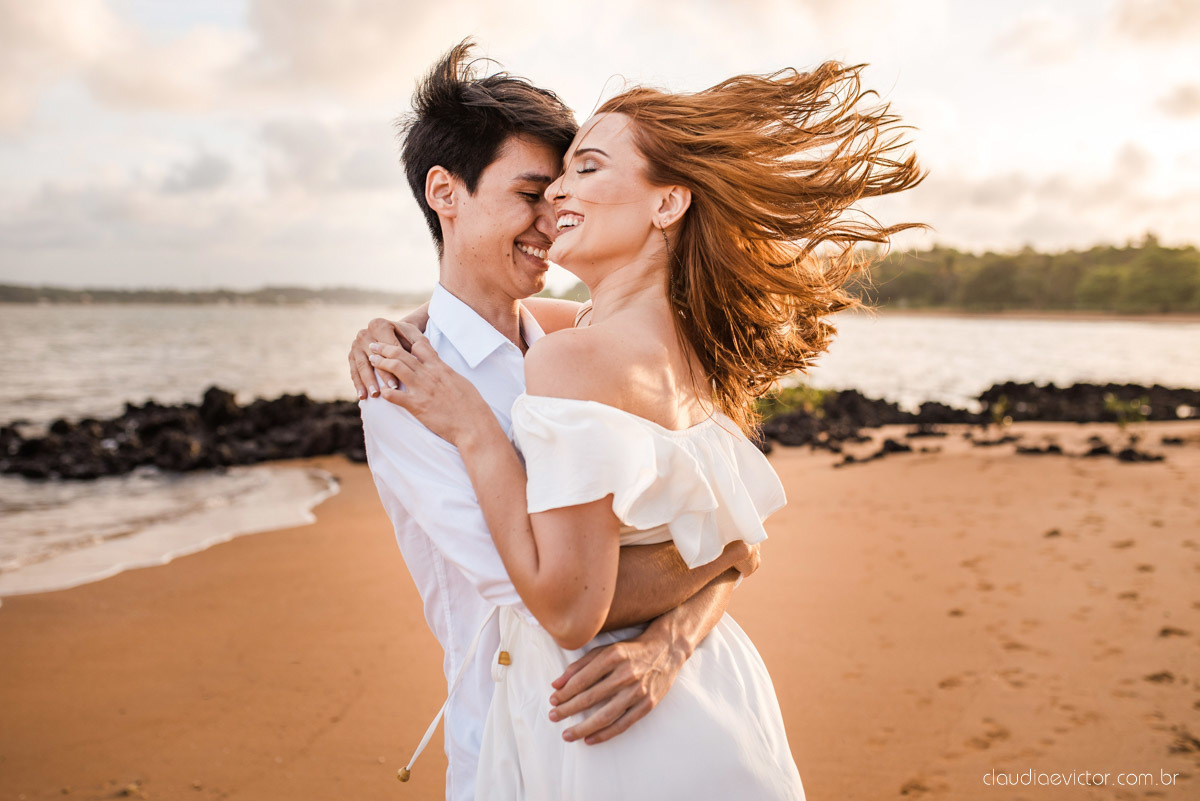 lindo ensaio de casal pré casamento em coqueiral de aracruz com noivo e noiva num ensaio na praia por fotógrafos de casamento em vila velha fotógrafos de casamento em Vitória fotógrafos de casamento em aracruz com ensaio na praia e por do sol pre wedding