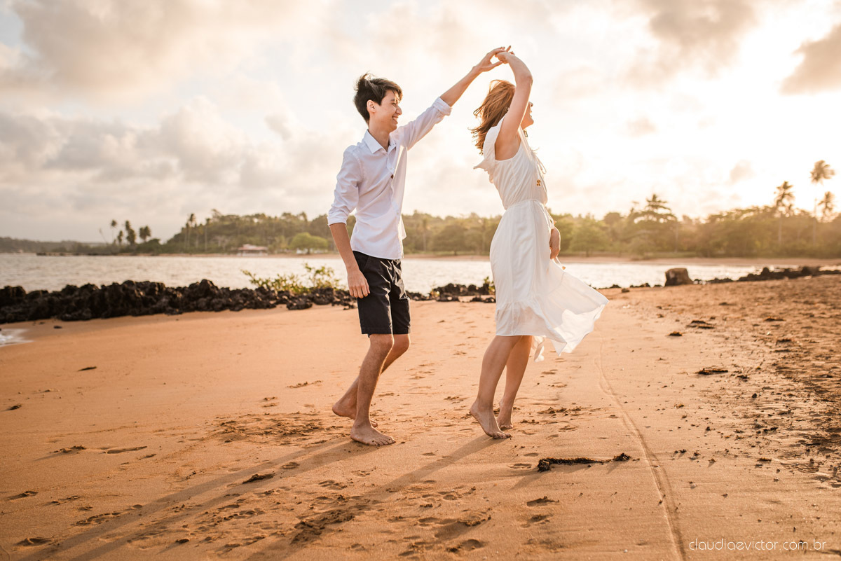 lindo ensaio de casal pré casamento em coqueiral de aracruz com noivo e noiva num ensaio na praia por fotógrafos de casamento em vila velha fotógrafos de casamento em Vitória fotógrafos de casamento em aracruz com ensaio na praia e por do sol pre wedding