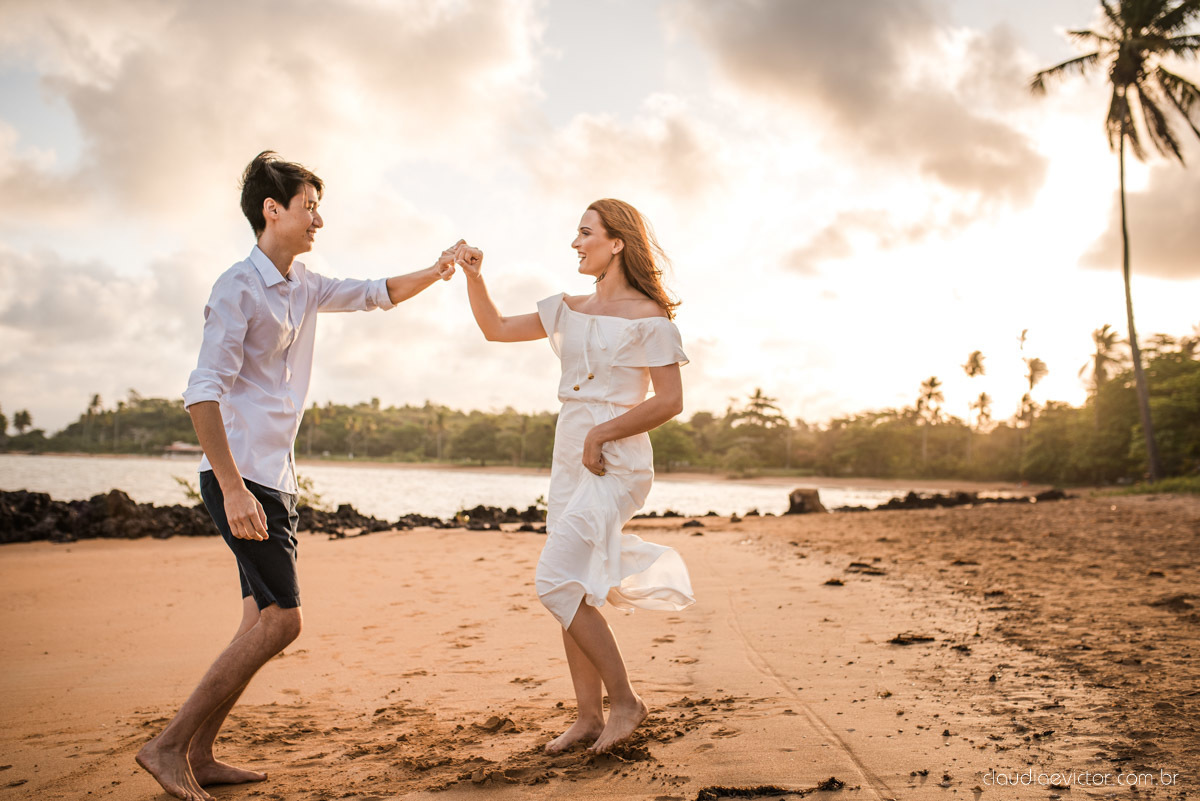 lindo ensaio de casal pré casamento em coqueiral de aracruz com noivo e noiva num ensaio na praia por fotógrafos de casamento em vila velha fotógrafos de casamento em Vitória fotógrafos de casamento em aracruz com ensaio na praia e por do sol pre wedding