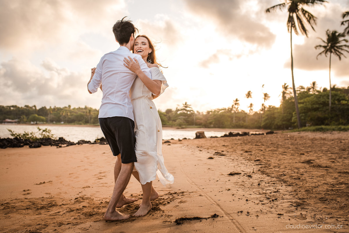 lindo ensaio de casal pré casamento em coqueiral de aracruz com noivo e noiva num ensaio na praia por fotógrafos de casamento em vila velha fotógrafos de casamento em Vitória fotógrafos de casamento em aracruz com ensaio na praia e por do sol pre wedding