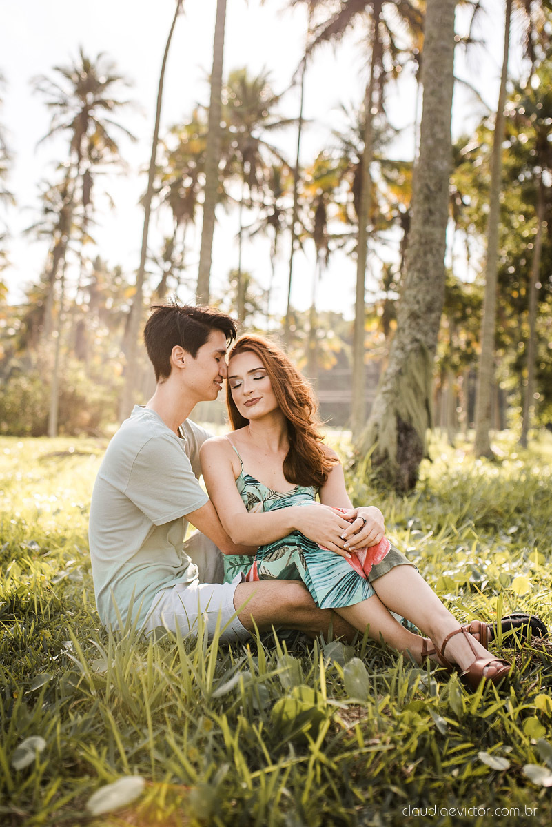 lindo ensaio de casal pré casamento em coqueiral de aracruz com noivo e noiva num ensaio na praia por fotógrafos de casamento em vila velha fotógrafos de casamento em Vitória fotógrafos de casamento em aracruz com ensaio na praia e por do sol pre wedding
