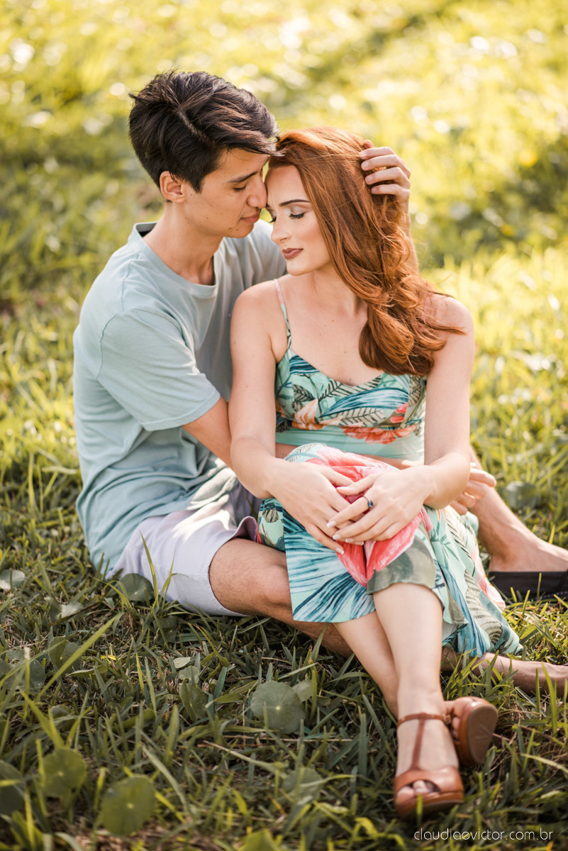 lindo ensaio de casal pré casamento em coqueiral de aracruz com noivo e noiva num ensaio na praia por fotógrafos de casamento em vila velha fotógrafos de casamento em Vitória fotógrafos de casamento em aracruz com ensaio na praia e por do sol pre wedding