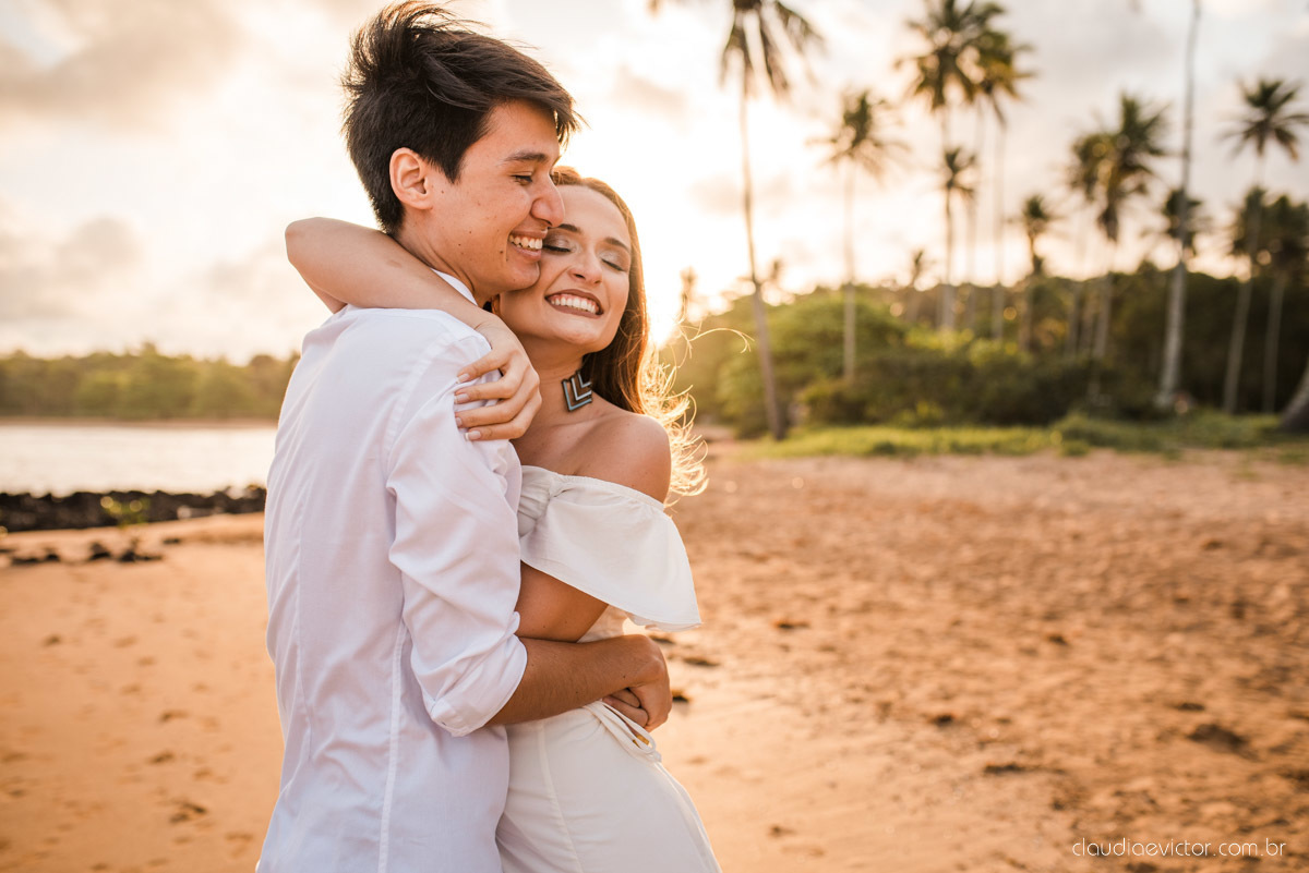 lindo ensaio de casal pré casamento em coqueiral de aracruz com noivo e noiva num ensaio na praia por fotógrafos de casamento em vila velha fotógrafos de casamento em Vitória fotógrafos de casamento em aracruz com ensaio na praia e por do sol pre wedding