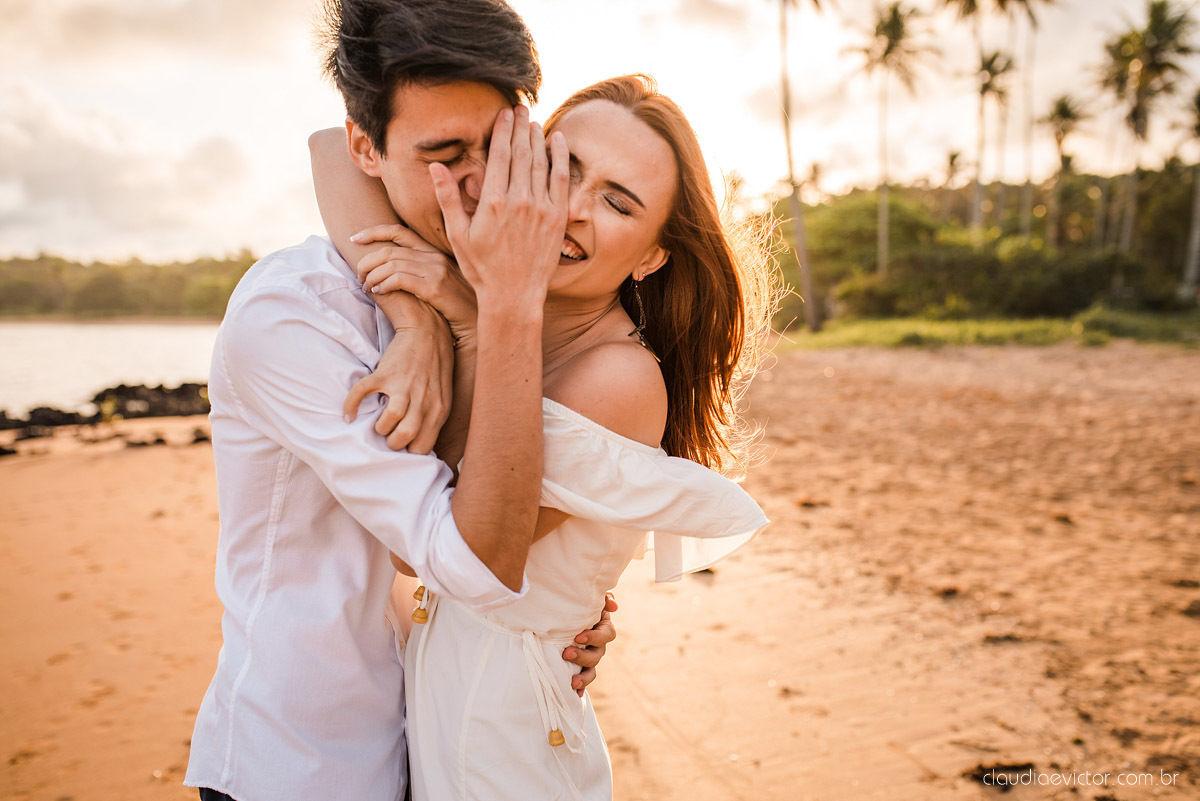 lindo ensaio de casal pré casamento em coqueiral de aracruz com noivo e noiva num ensaio na praia por fotógrafos de casamento em vila velha fotógrafos de casamento em Vitória fotógrafos de casamento em aracruz com ensaio na praia e por do sol pre wedding