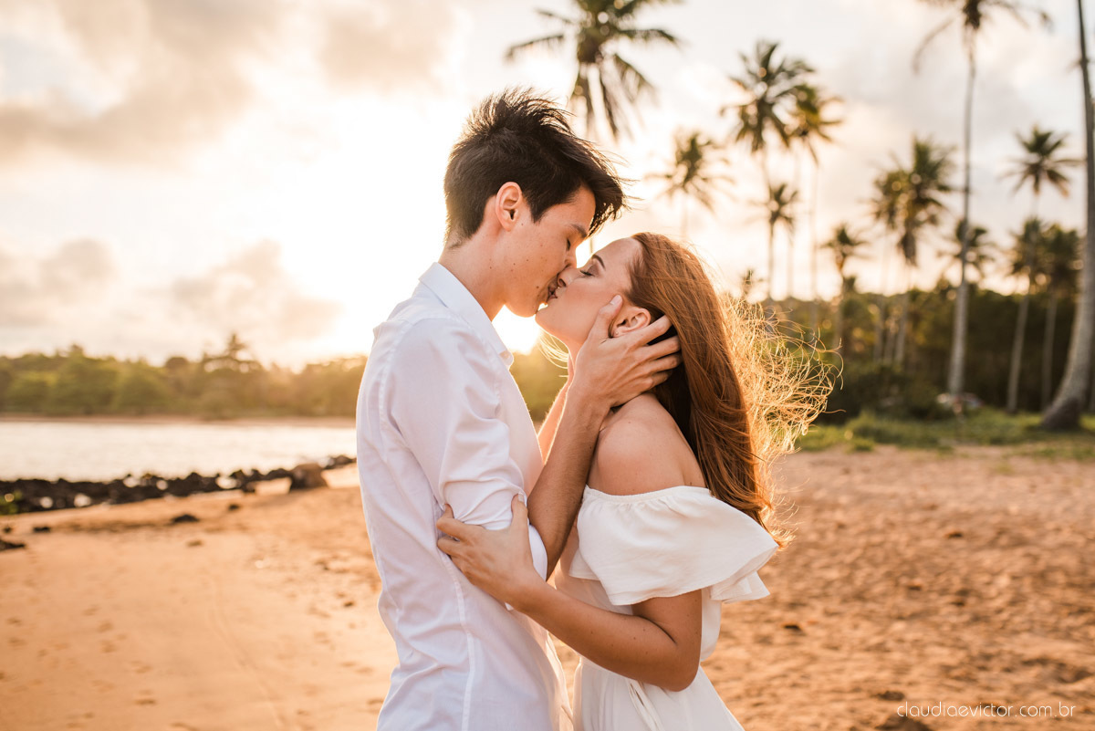 lindo ensaio de casal pré casamento em coqueiral de aracruz com noivo e noiva num ensaio na praia por fotógrafos de casamento em vila velha fotógrafos de casamento em Vitória fotógrafos de casamento em aracruz com ensaio na praia e por do sol pre wedding
