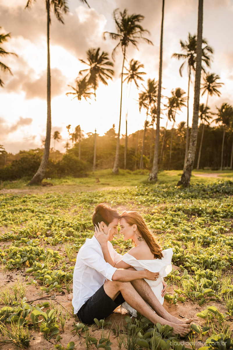 lindo ensaio de casal pré casamento em coqueiral de aracruz com noivo e noiva num ensaio na praia por fotógrafos de casamento em vila velha fotógrafos de casamento em Vitória fotógrafos de casamento em aracruz com ensaio na praia e por do sol pre wedding