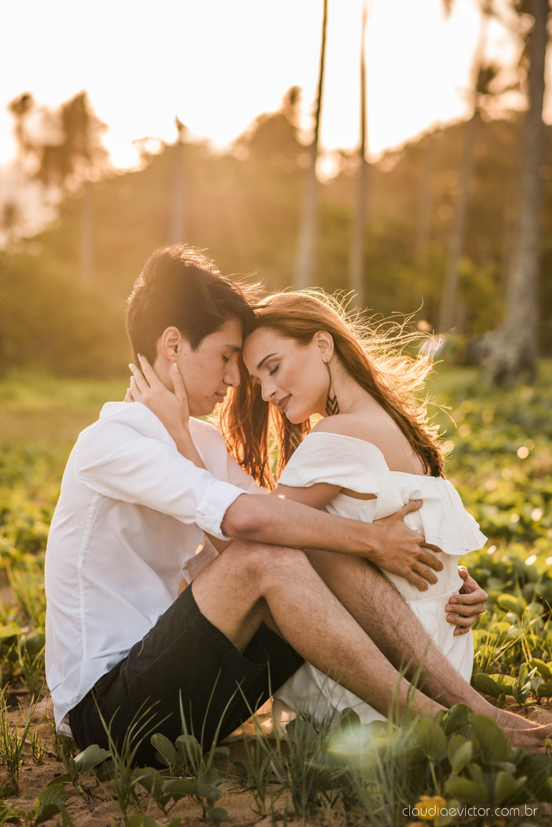 lindo ensaio de casal pré casamento em coqueiral de aracruz com noivo e noiva num ensaio na praia por fotógrafos de casamento em vila velha fotógrafos de casamento em Vitória fotógrafos de casamento em aracruz com ensaio na praia e por do sol pre wedding