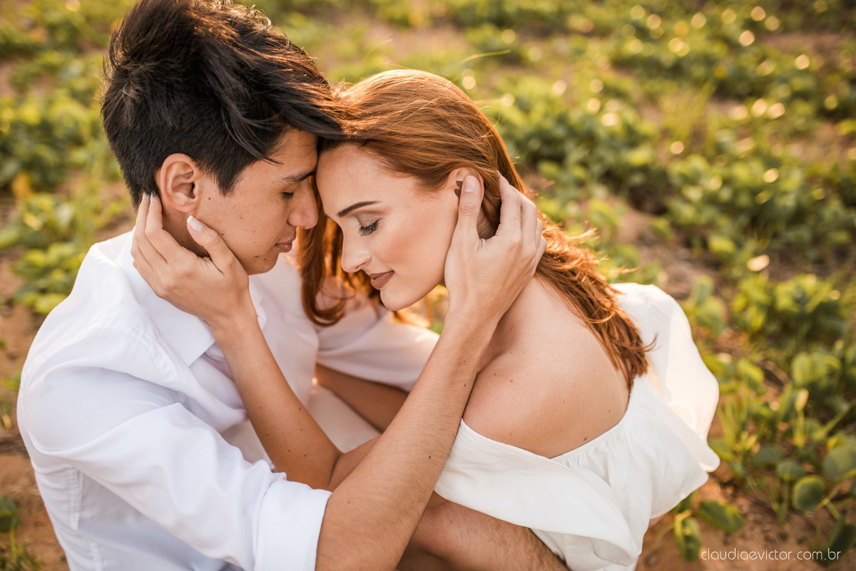 lindo ensaio de casal pré casamento em coqueiral de aracruz com noivo e noiva num ensaio na praia por fotógrafos de casamento em vila velha fotógrafos de casamento em Vitória fotógrafos de casamento em aracruz com ensaio na praia e por do sol pre wedding