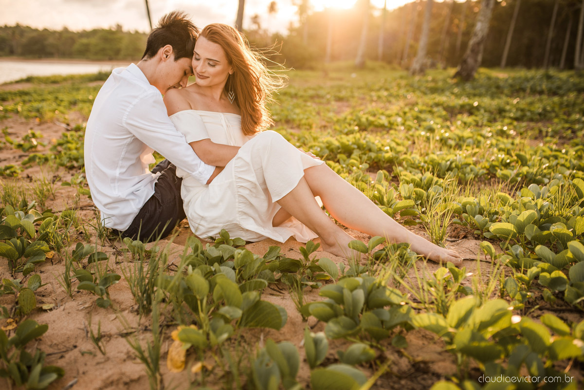lindo ensaio de casal pré casamento em coqueiral de aracruz com noivo e noiva num ensaio na praia por fotógrafos de casamento em vila velha fotógrafos de casamento em Vitória fotógrafos de casamento em aracruz com ensaio na praia e por do sol pre wedding
