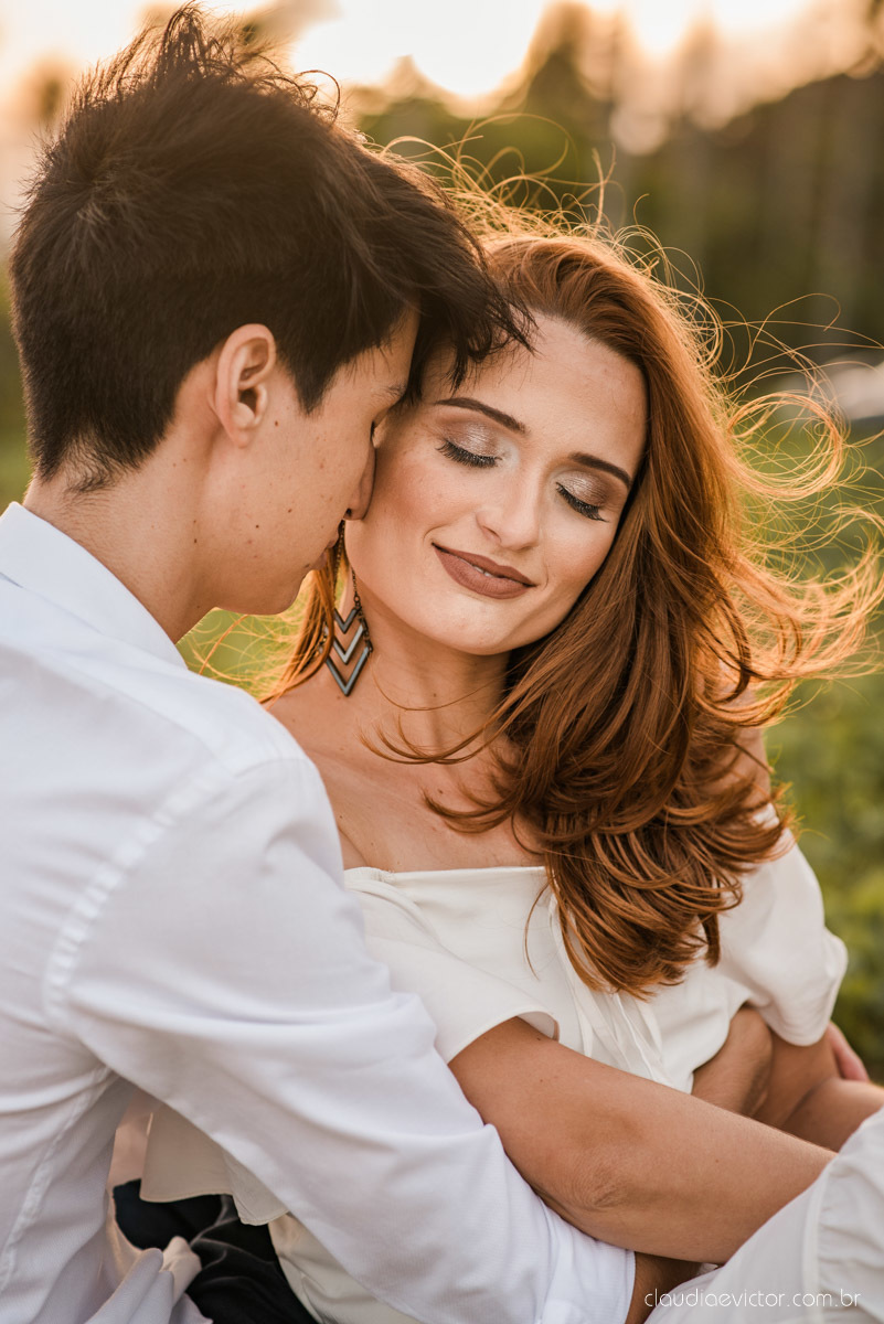 lindo ensaio de casal pré casamento em coqueiral de aracruz com noivo e noiva num ensaio na praia por fotógrafos de casamento em vila velha fotógrafos de casamento em Vitória fotógrafos de casamento em aracruz com ensaio na praia e por do sol pre wedding