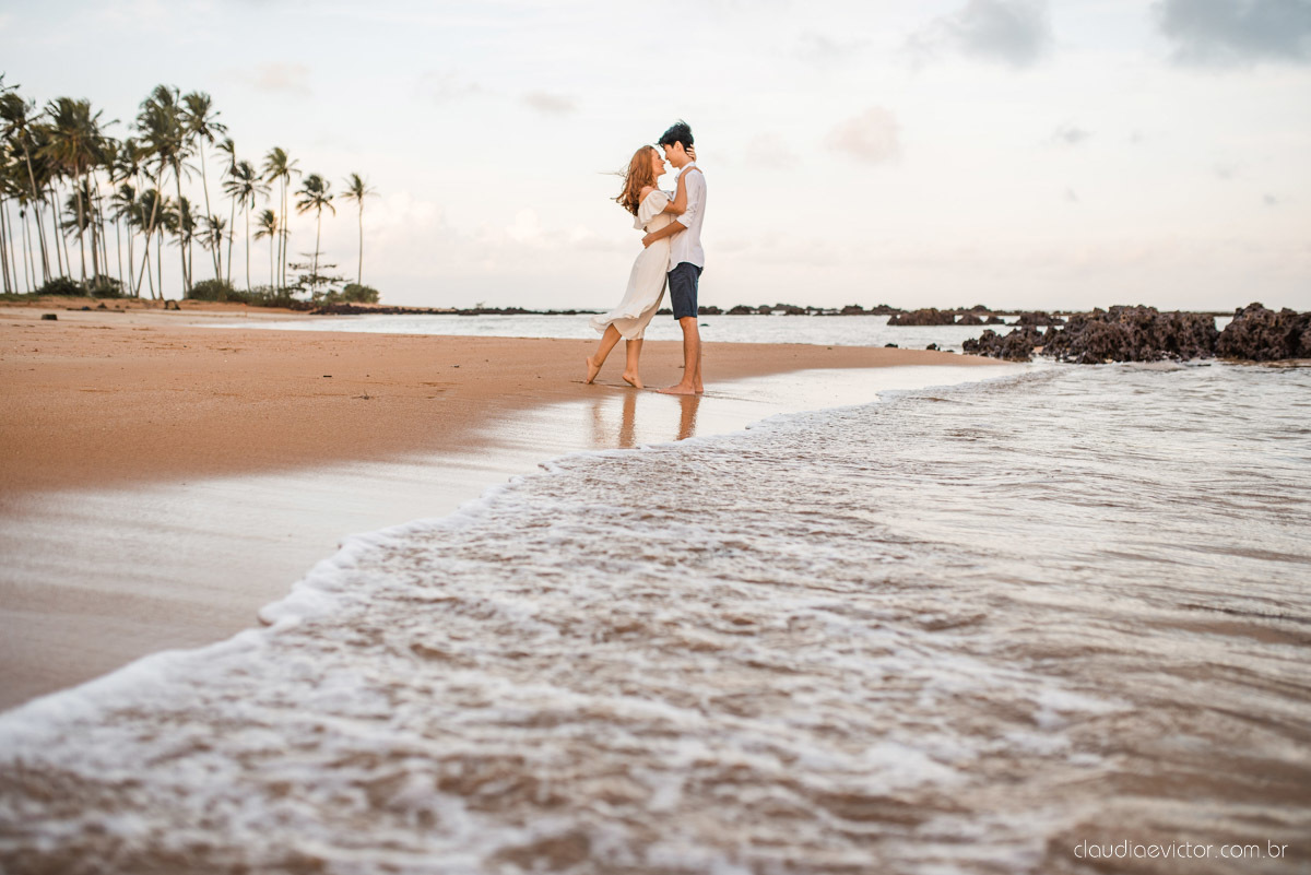lindo ensaio de casal pré casamento em coqueiral de aracruz com noivo e noiva num ensaio na praia por fotógrafos de casamento em vila velha fotógrafos de casamento em Vitória fotógrafos de casamento em aracruz com ensaio na praia e por do sol pre wedding