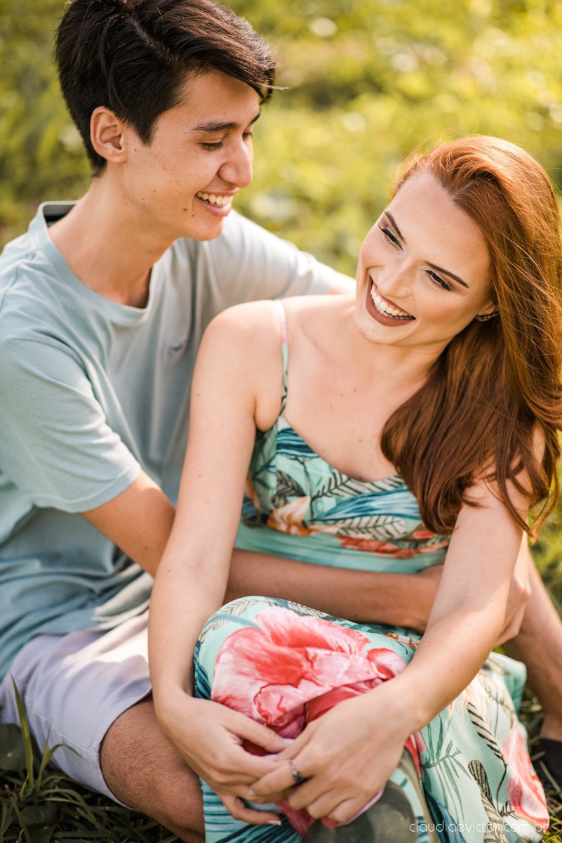 lindo ensaio de casal pré casamento em coqueiral de aracruz com noivo e noiva num ensaio na praia por fotógrafos de casamento em vila velha fotógrafos de casamento em Vitória fotógrafos de casamento em aracruz com ensaio na praia e por do sol pre wedding