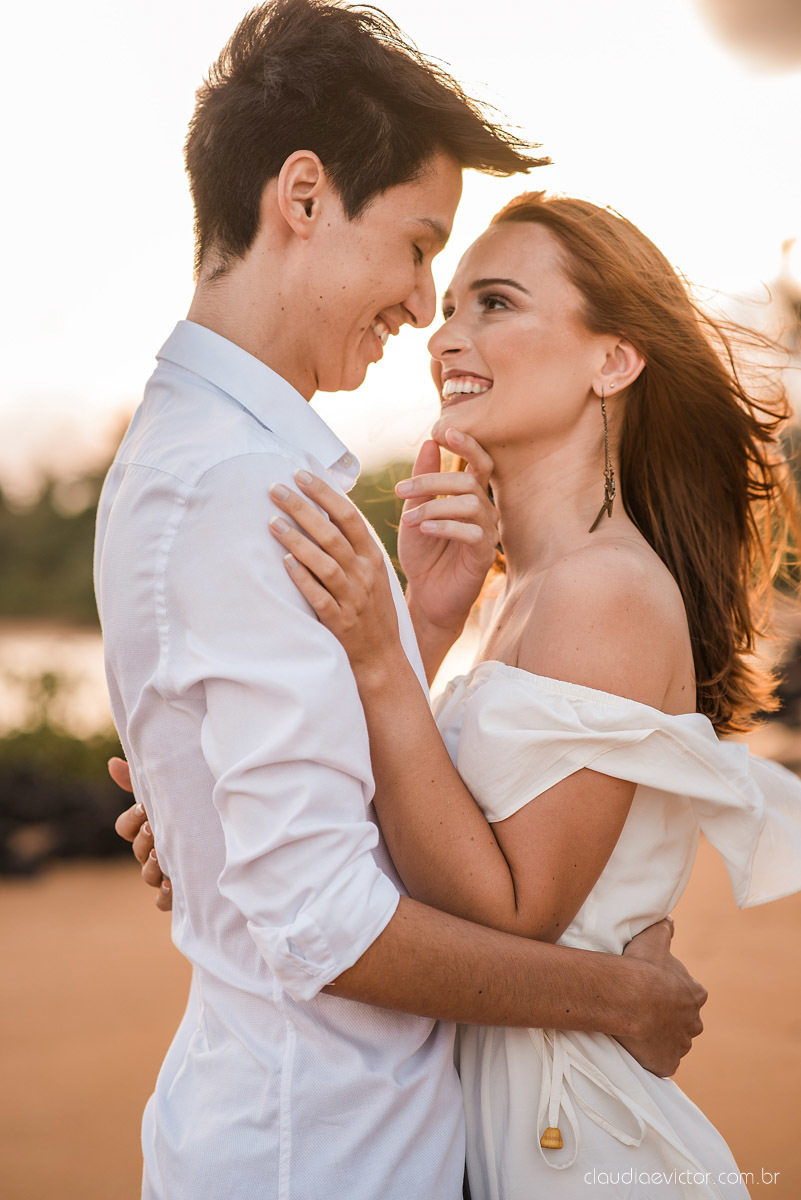 lindo ensaio de casal pré casamento em coqueiral de aracruz com noivo e noiva num ensaio na praia por fotógrafos de casamento em vila velha fotógrafos de casamento em Vitória fotógrafos de casamento em aracruz com ensaio na praia e por do sol pre wedding