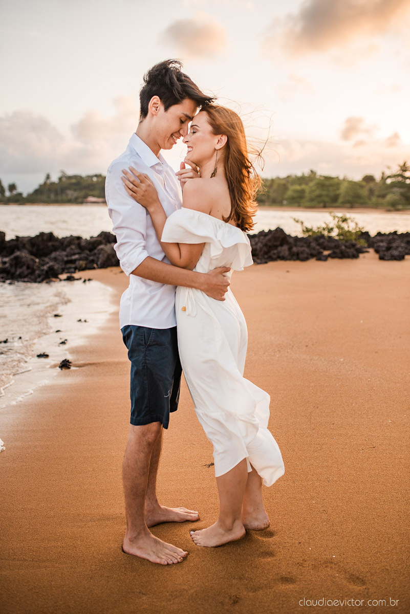 lindo ensaio de casal pré casamento em coqueiral de aracruz com noivo e noiva num ensaio na praia por fotógrafos de casamento em vila velha fotógrafos de casamento em Vitória fotógrafos de casamento em aracruz com ensaio na praia e por do sol pre wedding