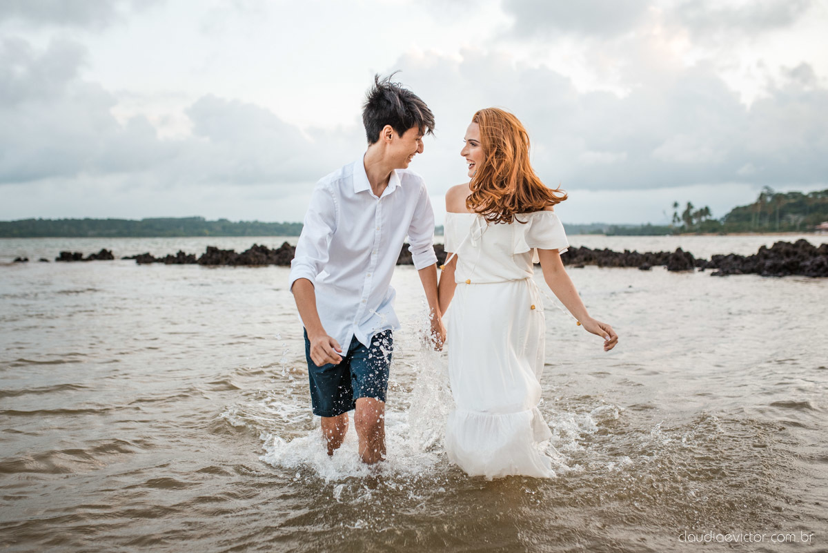 lindo ensaio de casal pré casamento em coqueiral de aracruz com noivo e noiva num ensaio na praia por fotógrafos de casamento em vila velha fotógrafos de casamento em Vitória fotógrafos de casamento em aracruz com ensaio na praia e por do sol pre wedding