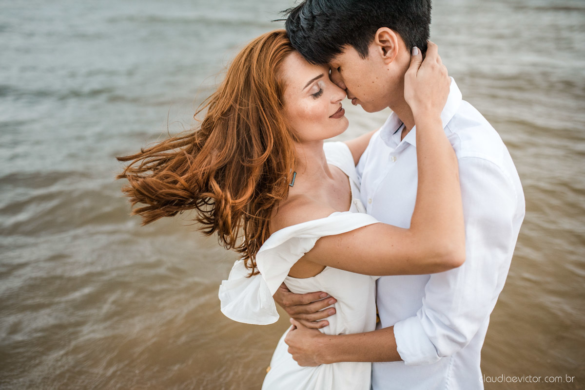 lindo ensaio de casal pré casamento em coqueiral de aracruz com noivo e noiva num ensaio na praia por fotógrafos de casamento em vila velha fotógrafos de casamento em Vitória fotógrafos de casamento em aracruz com ensaio na praia e por do sol pre wedding