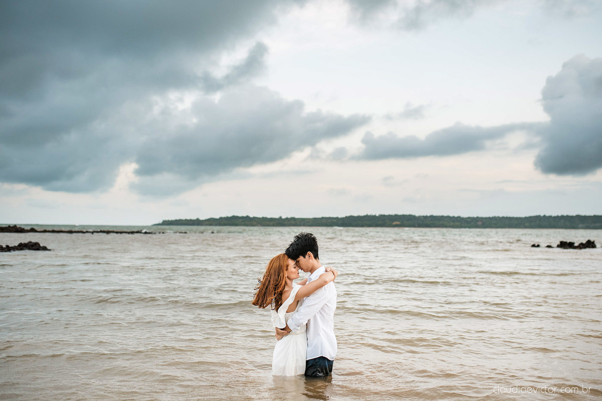 lindo ensaio de casal pré casamento em coqueiral de aracruz com noivo e noiva num ensaio na praia por fotógrafos de casamento em vila velha fotógrafos de casamento em Vitória fotógrafos de casamento em aracruz com ensaio na praia e por do sol pre wedding