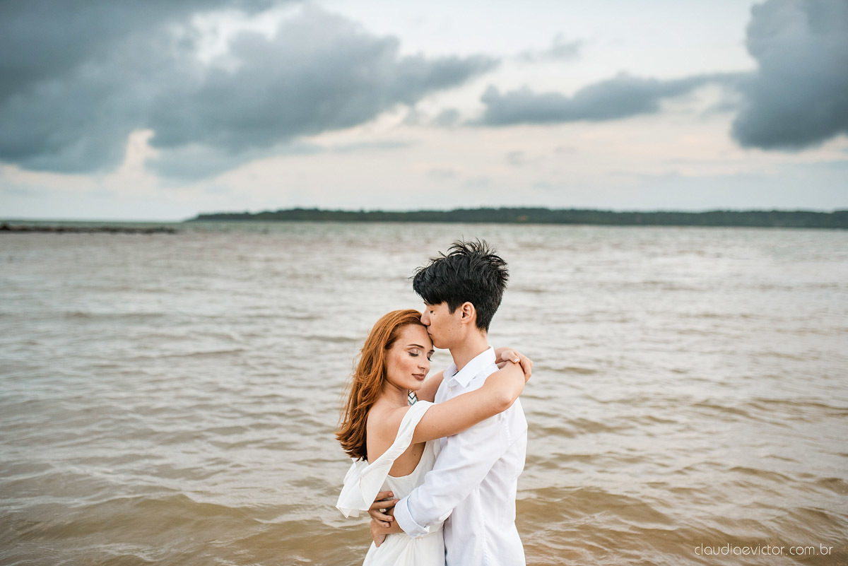 lindo ensaio de casal pré casamento em coqueiral de aracruz com noivo e noiva num ensaio na praia por fotógrafos de casamento em vila velha fotógrafos de casamento em Vitória fotógrafos de casamento em aracruz com ensaio na praia e por do sol pre wedding