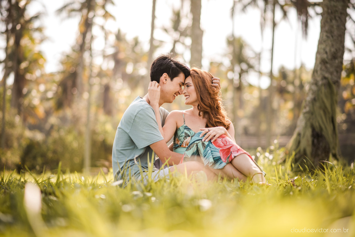 lindo ensaio de casal pré casamento em coqueiral de aracruz com noivo e noiva num ensaio na praia por fotógrafos de casamento em vila velha fotógrafos de casamento em Vitória fotógrafos de casamento em aracruz com ensaio na praia e por do sol pre wedding