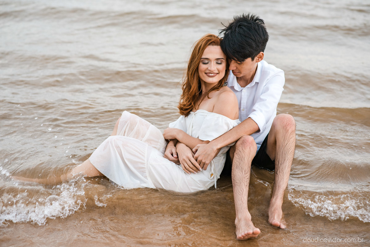 lindo ensaio de casal pré casamento em coqueiral de aracruz com noivo e noiva num ensaio na praia por fotógrafos de casamento em vila velha fotógrafos de casamento em Vitória fotógrafos de casamento em aracruz com ensaio na praia e por do sol pre wedding