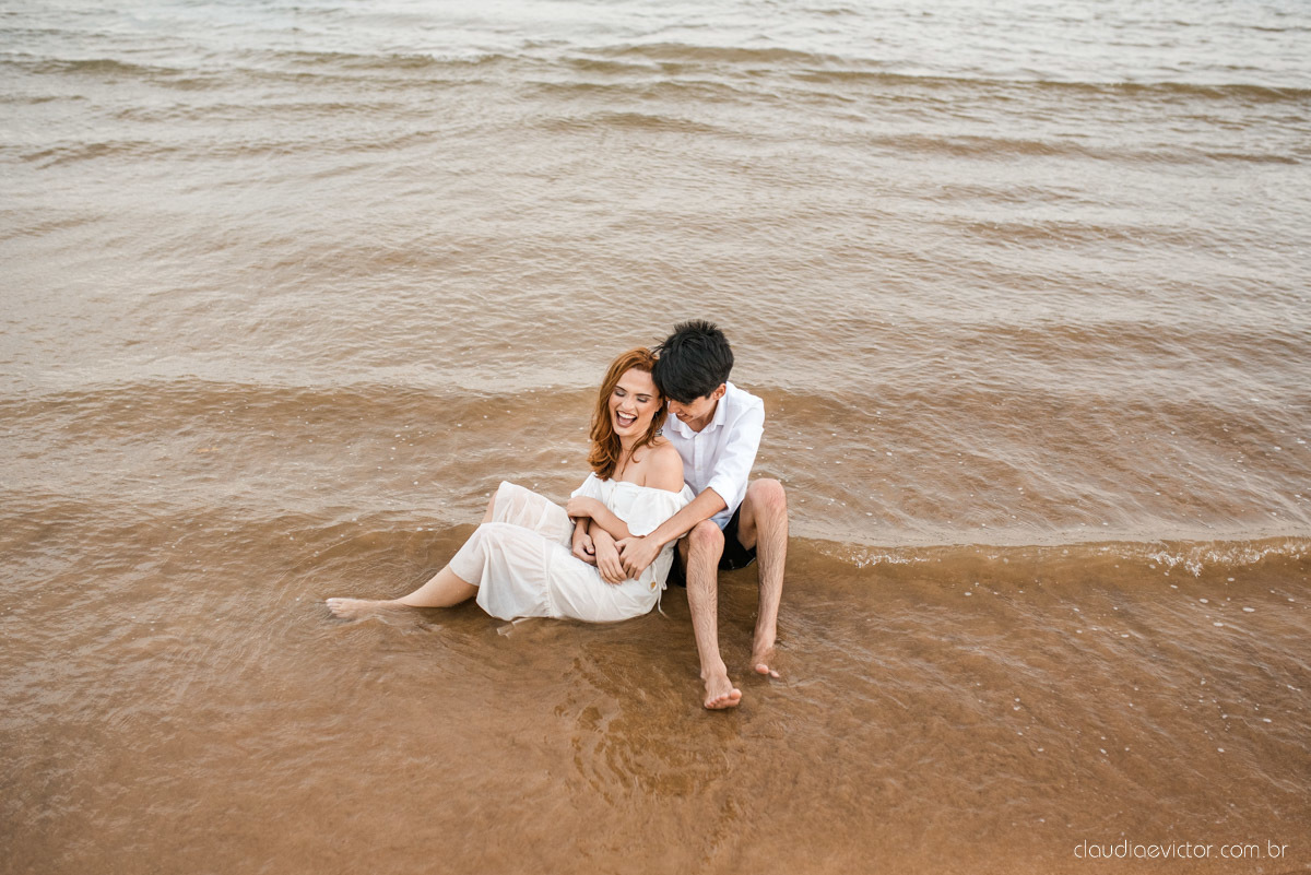 lindo ensaio de casal pré casamento em coqueiral de aracruz com noivo e noiva num ensaio na praia por fotógrafos de casamento em vila velha fotógrafos de casamento em Vitória fotógrafos de casamento em aracruz com ensaio na praia e por do sol pre wedding