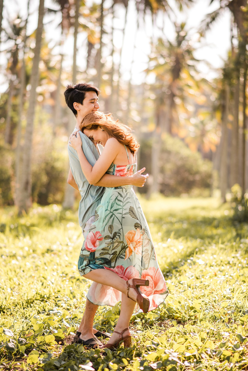 lindo ensaio de casal pré casamento em coqueiral de aracruz com noivo e noiva num ensaio na praia por fotógrafos de casamento em vila velha fotógrafos de casamento em Vitória fotógrafos de casamento em aracruz com ensaio na praia e por do sol pre wedding