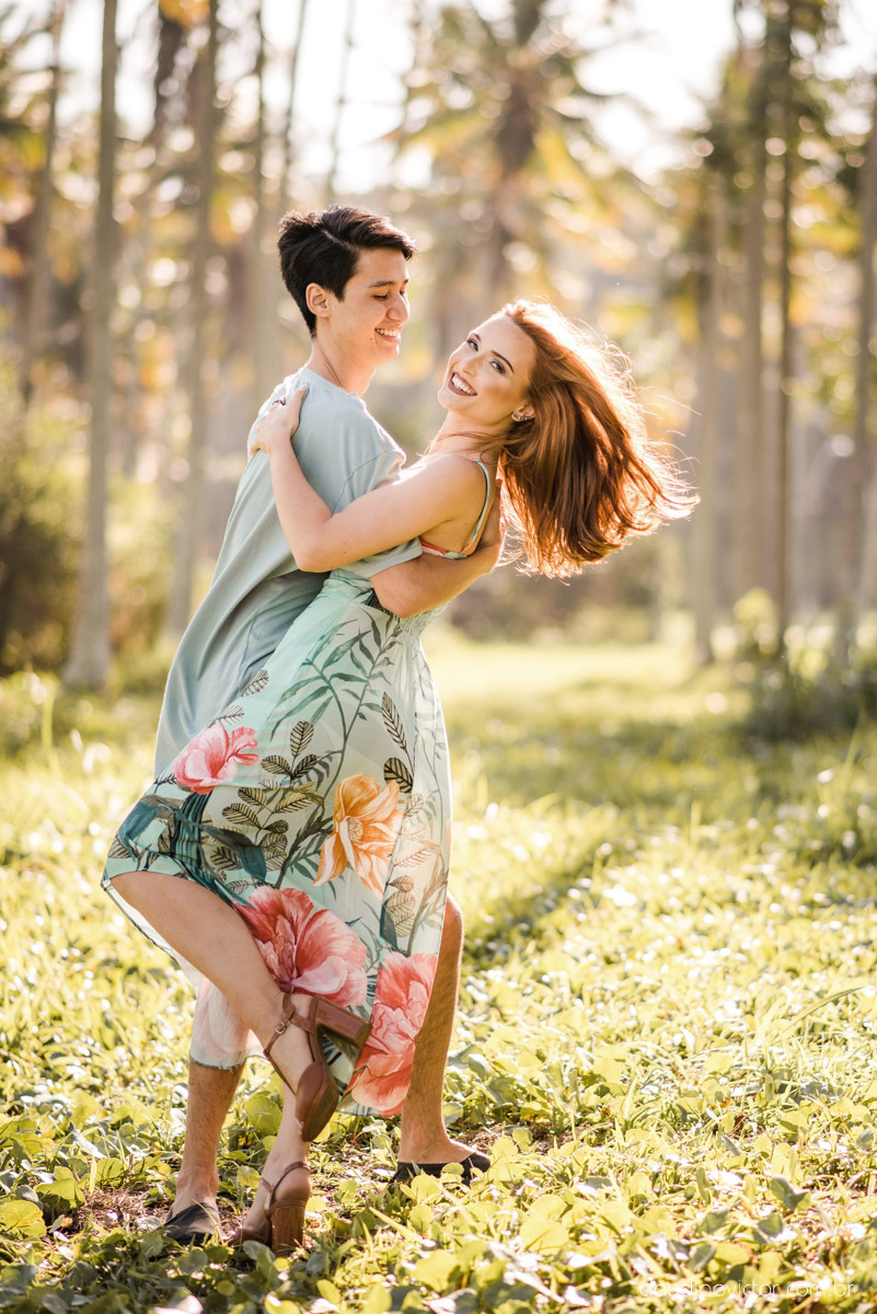 lindo ensaio de casal pré casamento em coqueiral de aracruz com noivo e noiva num ensaio na praia por fotógrafos de casamento em vila velha fotógrafos de casamento em Vitória fotógrafos de casamento em aracruz com ensaio na praia e por do sol pre wedding