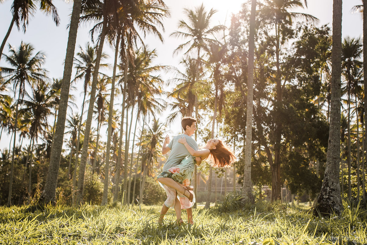 lindo ensaio de casal pré casamento em coqueiral de aracruz com noivo e noiva num ensaio na praia por fotógrafos de casamento em vila velha fotógrafos de casamento em Vitória fotógrafos de casamento em aracruz com ensaio na praia e por do sol pre wedding