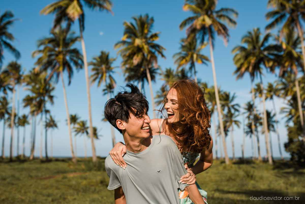 lindo ensaio de casal pré casamento em coqueiral de aracruz com noivo e noiva num ensaio na praia por fotógrafos de casamento em vila velha fotógrafos de casamento em Vitória fotógrafos de casamento em aracruz com ensaio na praia e por do sol pre wedding