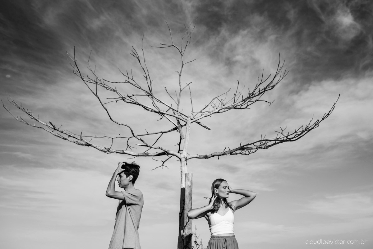 lindo ensaio de casal pré casamento em coqueiral de aracruz com noivo e noiva num ensaio na praia por fotógrafos de casamento em vila velha fotógrafos de casamento em Vitória fotógrafos de casamento em aracruz com ensaio na praia e por do sol pre wedding