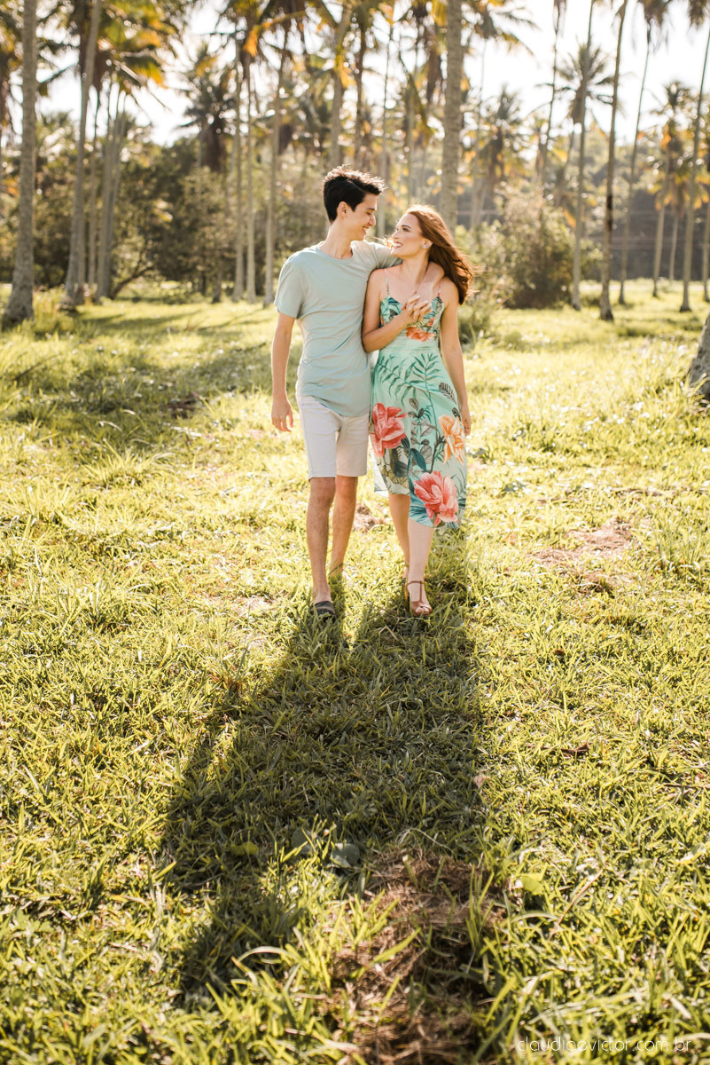 lindo ensaio de casal pré casamento em coqueiral de aracruz com noivo e noiva num ensaio na praia por fotógrafos de casamento em vila velha fotógrafos de casamento em Vitória fotógrafos de casamento em aracruz com ensaio na praia e por do sol pre wedding
