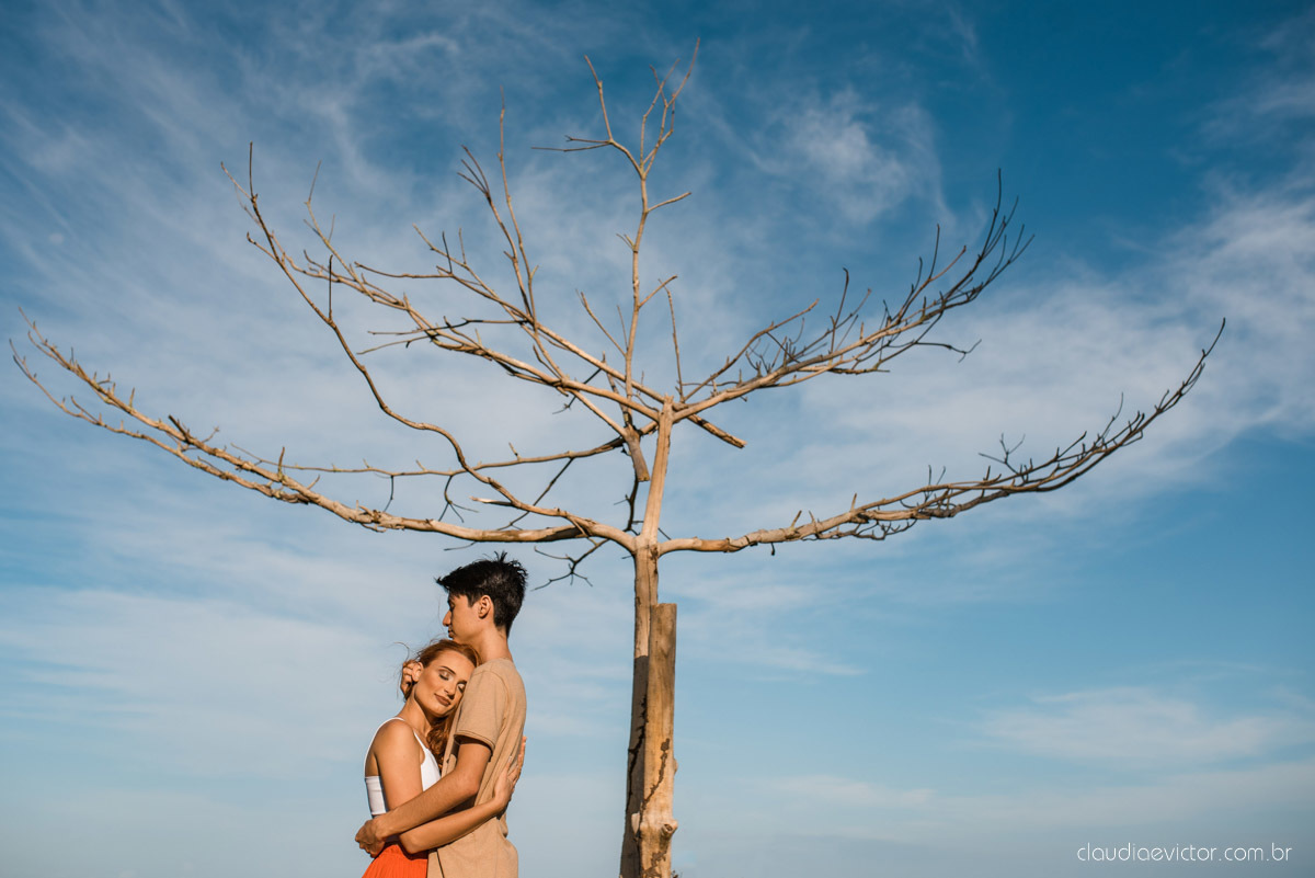 lindo ensaio de casal pré casamento em coqueiral de aracruz com noivo e noiva num ensaio na praia por fotógrafos de casamento em vila velha fotógrafos de casamento em Vitória fotógrafos de casamento em aracruz com ensaio na praia e por do sol pre wedding