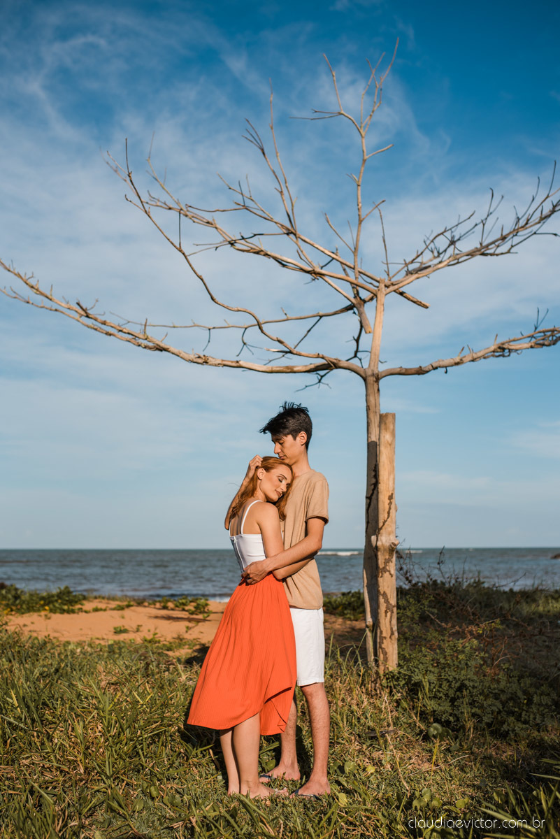 lindo ensaio de casal pré casamento em coqueiral de aracruz com noivo e noiva num ensaio na praia por fotógrafos de casamento em vila velha fotógrafos de casamento em Vitória fotógrafos de casamento em aracruz com ensaio na praia e por do sol pre wedding