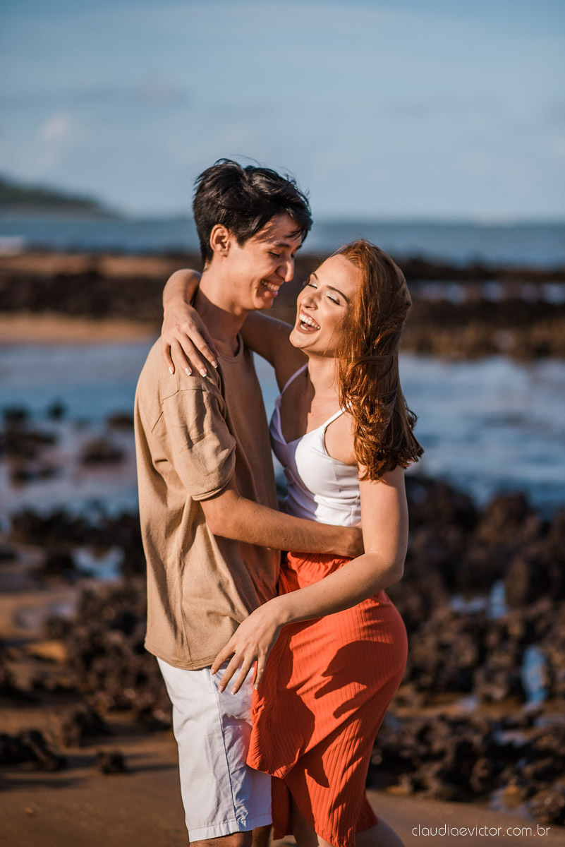lindo ensaio de casal pré casamento em coqueiral de aracruz com noivo e noiva num ensaio na praia por fotógrafos de casamento em vila velha fotógrafos de casamento em Vitória fotógrafos de casamento em aracruz com ensaio na praia e por do sol pre wedding