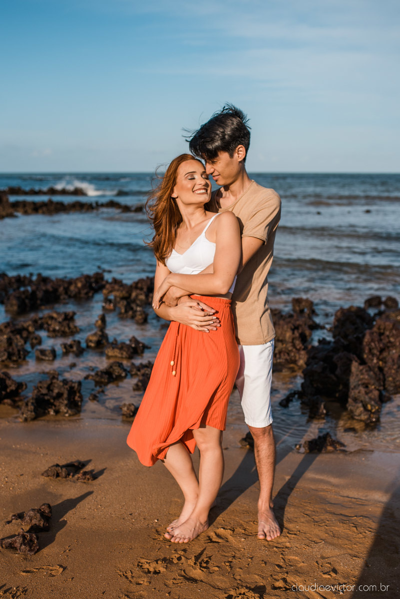 lindo ensaio de casal pré casamento em coqueiral de aracruz com noivo e noiva num ensaio na praia por fotógrafos de casamento em vila velha fotógrafos de casamento em Vitória fotógrafos de casamento em aracruz com ensaio na praia e por do sol pre wedding
