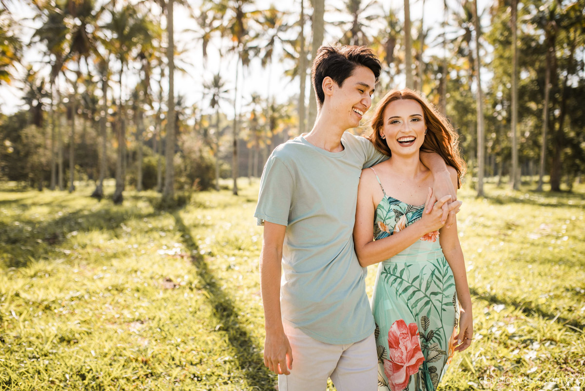 lindo ensaio de casal pré casamento em coqueiral de aracruz com noivo e noiva num ensaio na praia por fotógrafos de casamento em vila velha fotógrafos de casamento em Vitória fotógrafos de casamento em aracruz com ensaio na praia e por do sol pre wedding