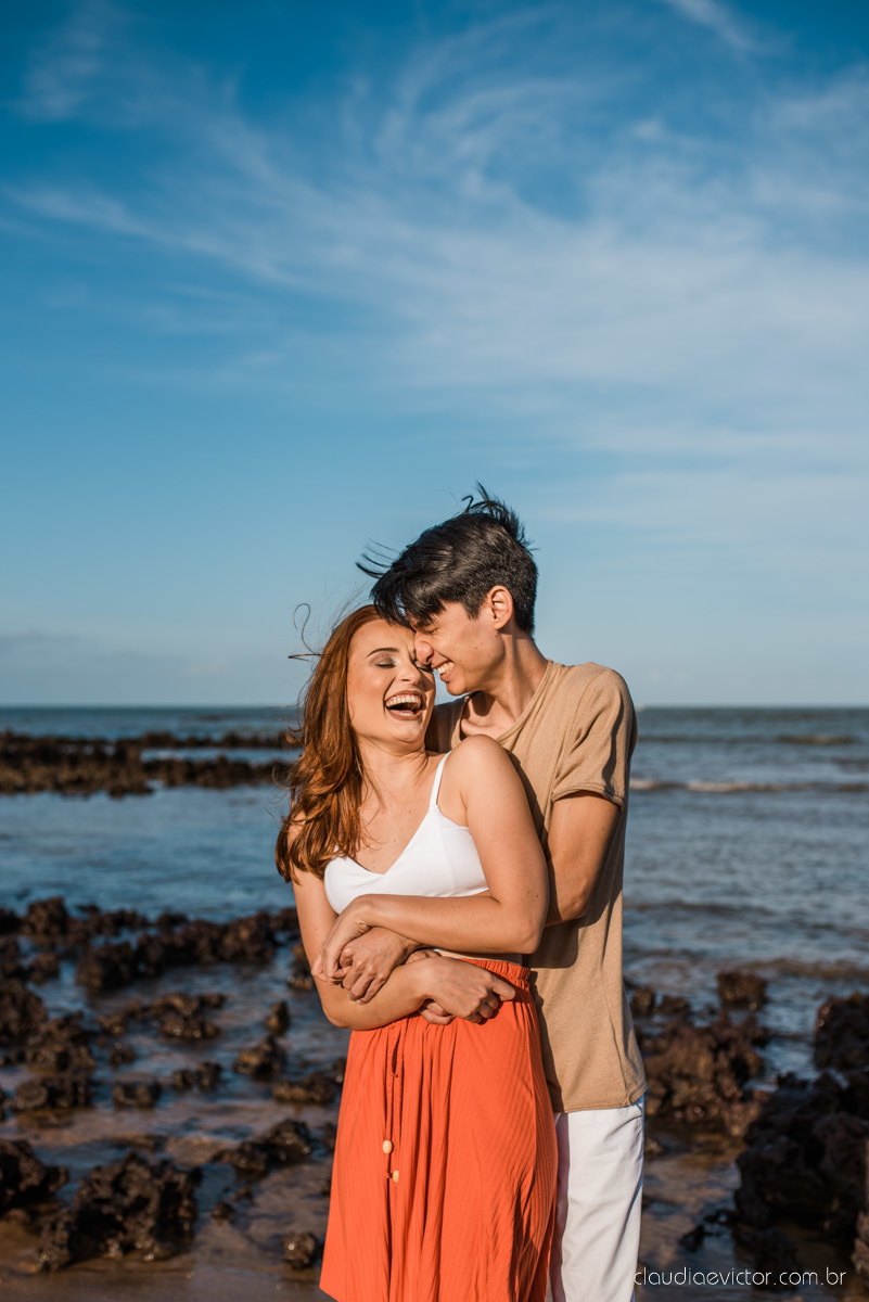 lindo ensaio de casal pré casamento em coqueiral de aracruz com noivo e noiva num ensaio na praia por fotógrafos de casamento em vila velha fotógrafos de casamento em Vitória fotógrafos de casamento em aracruz com ensaio na praia e por do sol pre wedding