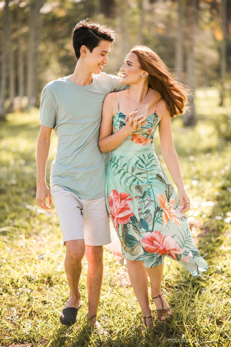lindo ensaio de casal pré casamento em coqueiral de aracruz com noivo e noiva num ensaio na praia por fotógrafos de casamento em vila velha fotógrafos de casamento em Vitória fotógrafos de casamento em aracruz com ensaio na praia e por do sol pre wedding