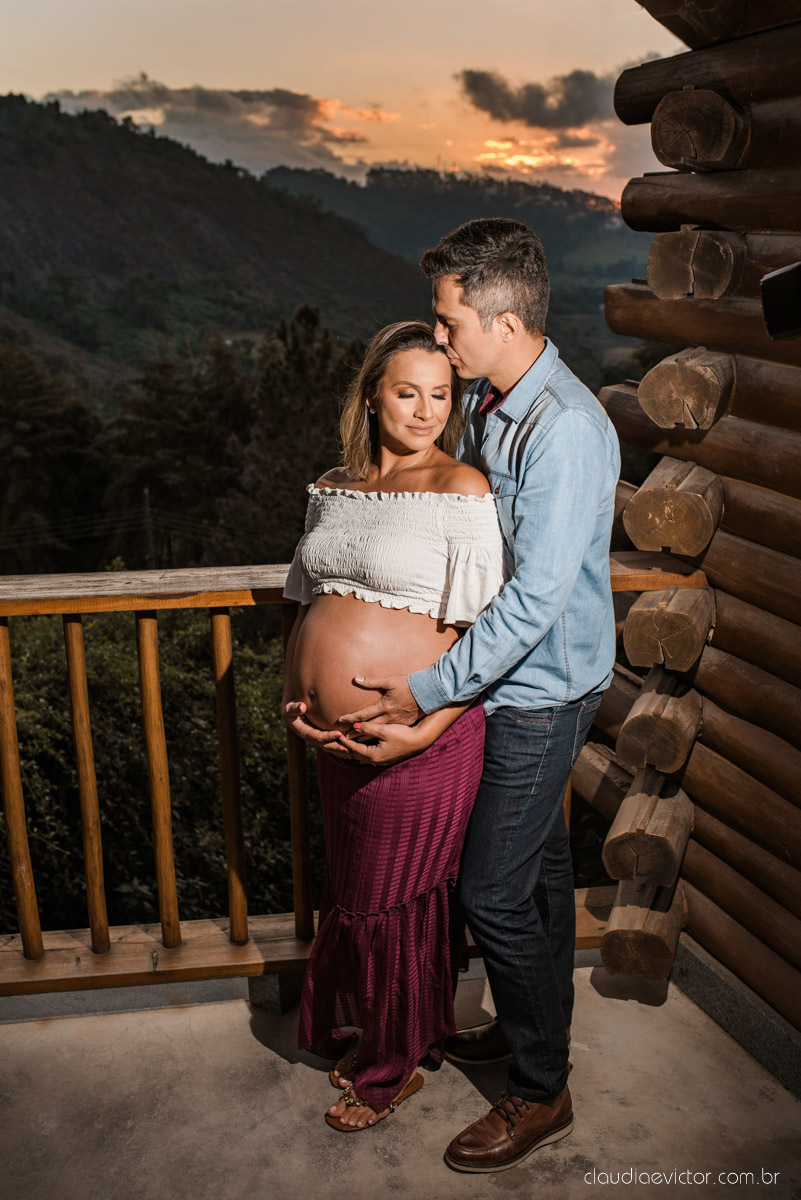 Lindo ensaio de gestante e grávida por fotógrafos de casamento em vila velha espirito santo es fotógrafos de casamento em vitória fotógrafos de casamento em serra com por do sol praia e fotos em família praia de itapoã e barcos de pescador