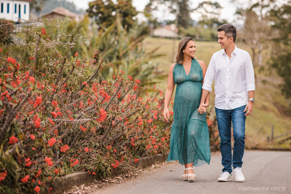 Lindo ensaio de gestante e grávida por fotógrafos de casamento em vila velha espirito santo es fotógrafos de casamento em vitória fotógrafos de casamento em serra com por do sol praia e fotos em família praia de itapoã e barcos de pescador